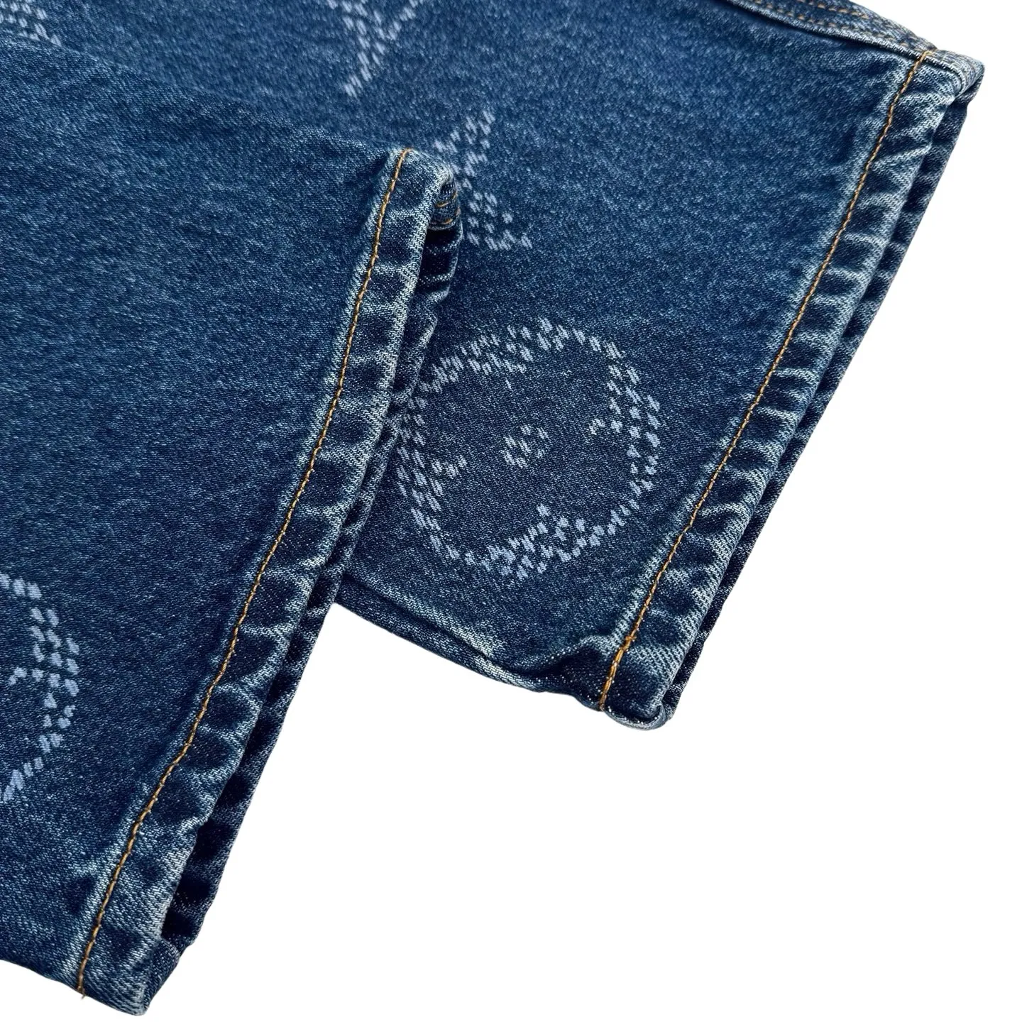 🅿️590 1v 25SS Hubby gradient presbyopic denim trousers. The original purchase is 18,000 and developed. The fabric is made of customized indigo thick double-woven cotton. It has high quality and is comfortable and close to the skin. It is based on a subtle gradient from dark blue to light blue. Unique blues artwork. Imperfect perfection. The Monogram Seeds pattern is laid out with a gradient effect. The looming posture quietly emerges and is fully recognizable. The Damier leather label on the back waist is lightly embossed with the LV letters, revealing the noble identity. It adds a delicate buffer between the romance of the gradient blue and the toughness of the workwear. The suit is worn for worry-free wear. It allows the wearer to become a walking color narrative. Digital printing technology adopts digital pattern design. The pattern is directly printed on the fabric through an inkjet printer to realize the Monogram Seeds operation. The transition is natural. The pattern is clear, and the rub-and-wrinkle cat whisker technology and the gun-painted cat whisker technology are combined. Priority is given to hand-rubbing in specific areas to achieve a natural wrinkle effect, and then specific tools are used to draw a cat's whisker-shaped texture. The visual effect is full, and multiple sand scrubbers are used to rub the specific parts with a high-pressure spray gun to achieve a local gradient effect. Then, a unique texture pattern is created through frosting technology. The workmanship is extremely complex, time-consuming and labor-intensive, and the double process of washing and light frying is used. The denim material is desizing and cleaned first, and then sand washed to produce a fading effect. Therefore, special chemical treatment is used to stir-fry the color to give the denim jacket a special contrasting color effect. Size:30-31-32-33
